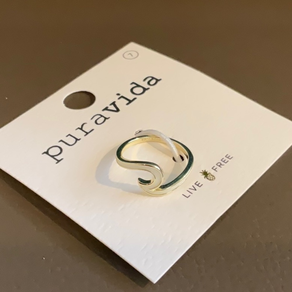 Puravida 🐚  gold white wave ring